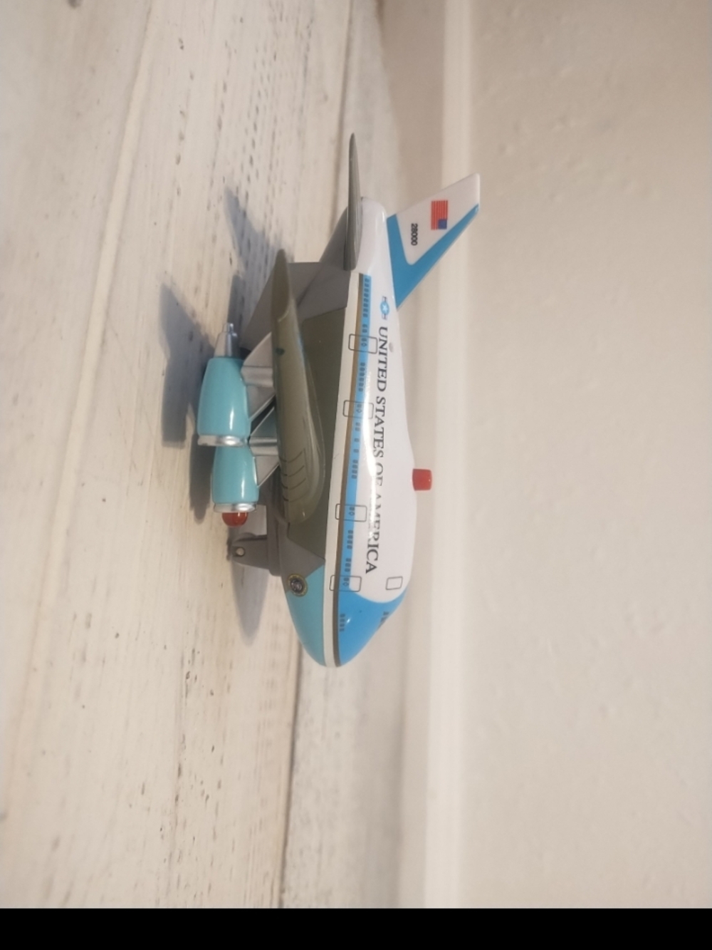 Daron Pull Back Toy Plane Lights United States of America Air Force One 4"